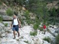 Recorriendo el cauce con la cueva del Carb al fondo