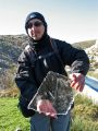 Toni con un trozo de hielo