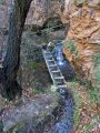 Canaln que desva el agua desde un azud hacia la acequia