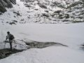 Rodeando la Laguna Grande que est cubierta de nieve