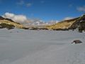 Laguna Grande helada y cubierta de nieve